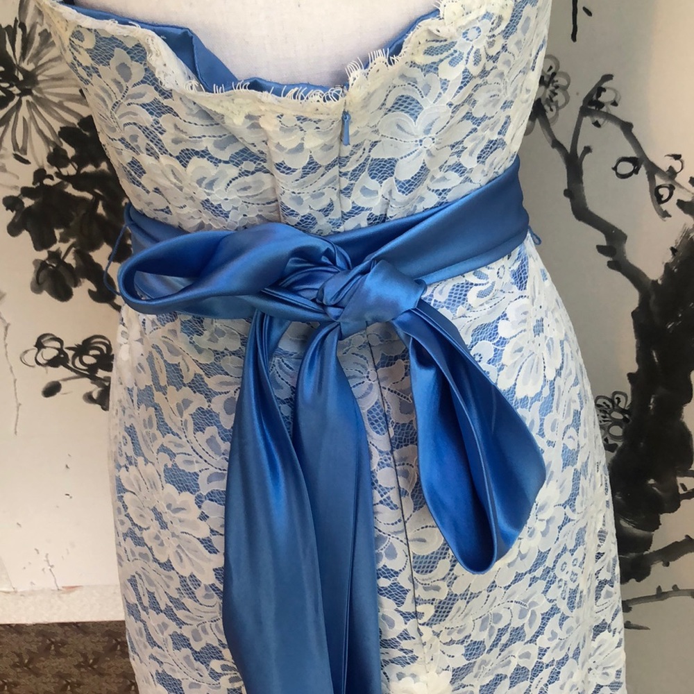 Blue strapless dress with white lace overlay - Picture 5 of 7